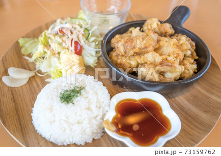 大分県の名物「とり天」の定食 73159762