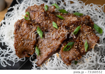 mongolian beef on fried glass noodle 73160552