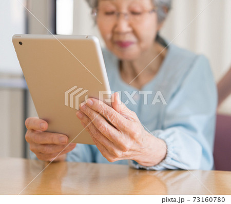 高齢者とタブレット 73160780
