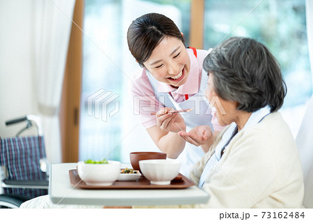 介護イメージ　食事  シニア　デイケア　介護福祉士　老人ホーム 73162484