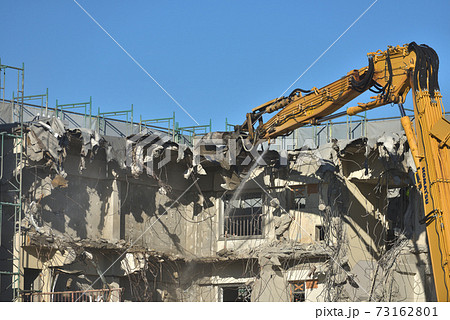 取り壊される老朽化した公営住宅 大型重機での解体の作業風景 取り壊される老朽化した公営住宅 大型重機での解体の作業風景 73162801