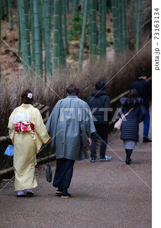 京都府・嵐山でデートするカップル 京都府・嵐山でデートするカップル 73163134