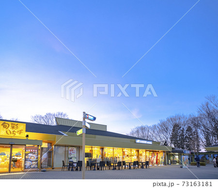 日没時間(夕方)の関越自動車道のサービスエリア　(赤城高原サービスエリア 下り線) 73163181