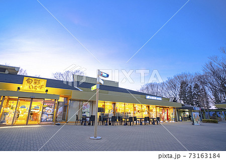 日没時間(夕方)の関越自動車道のサービスエリア (赤城高原サービスエリア 下り線) 日没時間(夕方)の関越自動車道のサービスエリア (赤城高原サービスエリア 下り線) 73163184