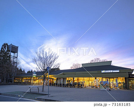 日没時間(夕方)の関越自動車道のサービスエリア　(赤城高原サービスエリア 下り線) 73163185