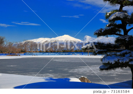 飯森山公園　拳池と鳥海山 73163584