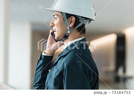 スマホで話す施工管理の男性　撮影協力「LINK FOREST」 73164753