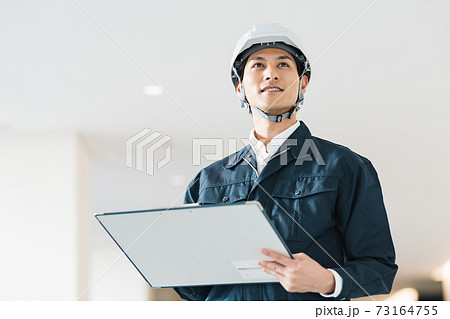 見上げる施工管理の男性 撮影協力「LINK FOREST」 見上げる施工管理の男性 撮影協力「LINK FOREST」 73164755