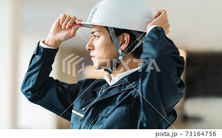 ヘルメットをかぶる施工管理の男性　撮影協力「LINK FOREST」 73164756