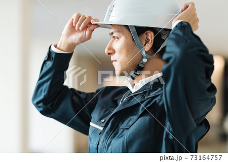 ヘルメットをかぶる施工管理の男性　撮影協力「LINK FOREST」 73164757