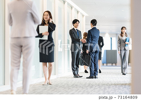 握手を交わすビジネスマン　撮影協力「LINK FOREST」 73164809