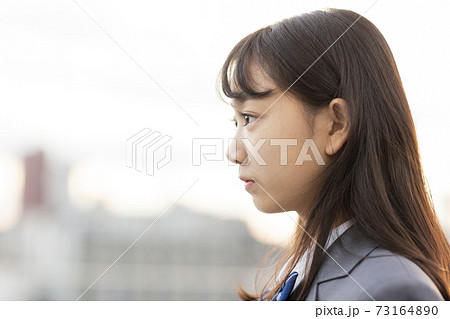 制服の女子学生 中学生 高校生 制服の女子学生 中学生 高校生 73164890