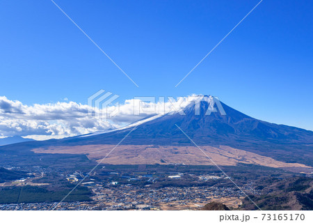 快晴の空と雪化粧する師走の富士山 73165170