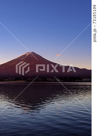 紅く染まる富士山と逆さ富士 73165199