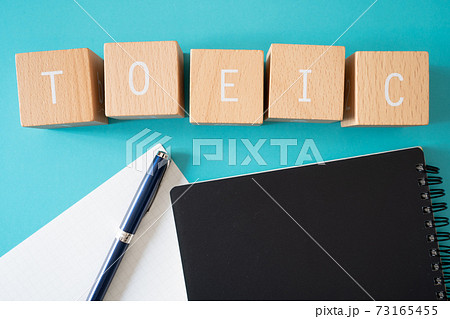 【TOEIC（トーイック）ライティング】積み木ブロックで作ったTOEICの文字とノート紙とペン 73165455