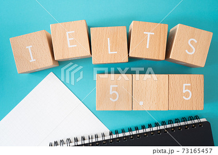 【IELTS（アイエルツ）5.5】積み木ブロックで作ったIELTS5.5の文字とノートと紙 73165457