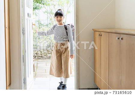 玄関に立つ小学生の女の子 73165610