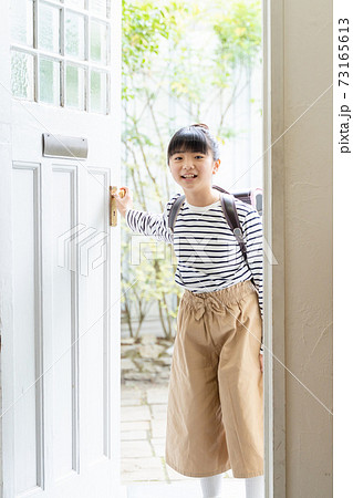 玄関に立つ小学生の女の子 73165613
