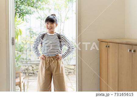 玄関に立つ小学生の女の子 玄関に立つ小学生の女の子 73165615