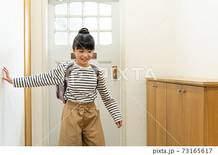玄関に立つ小学生の女の子 玄関に立つ小学生の女の子 73165617