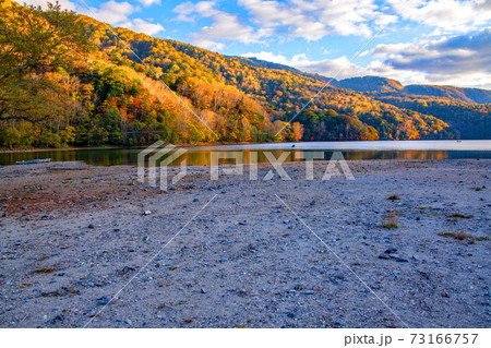 丸沼 湖畔の秋 紅葉景色 秋景色 丸沼 湖畔の秋 紅葉景色 秋景色 73166757