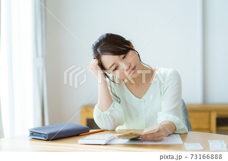 家計のやりくり　主婦イメージ 73166888