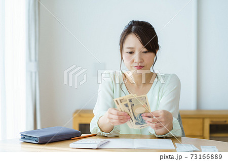 家計のやりくり　主婦イメージ 73166889