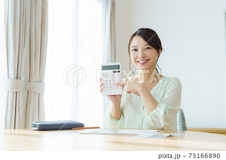 家計のやりくり　主婦イメージ 73166890