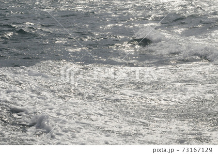 海の白波と反射 73167129