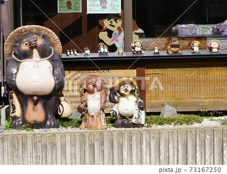 信楽焼の、大小の、子狸が並ぶ店。 信楽焼の、大小の、子狸が並ぶ店。 73167250