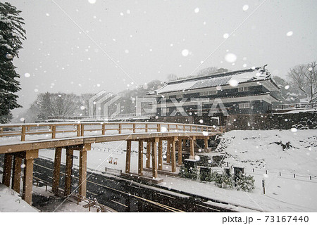 雪が舞う金沢城鼠多門 73167440