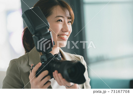 女性カメラマン 73167708