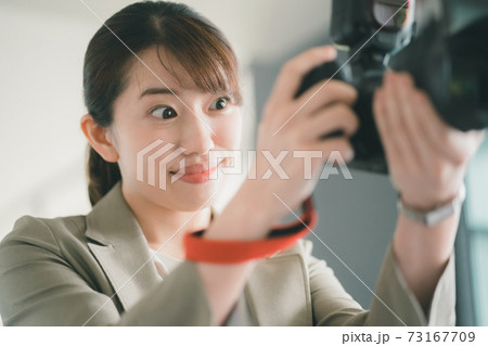 取材　女性カメラマン 73167709