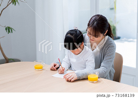 リビングで宿題をやっている親子。 73168139