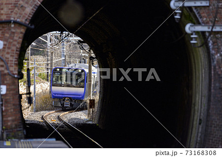 横須賀線七釜トンネル【E235系普通】JR田浦駅ホーム 73168308