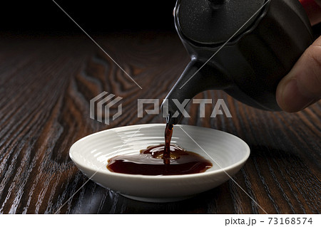 醤油を小皿に注ぎ入れる 73168574