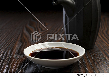 醤油を小皿に注ぎ入れる 73168578