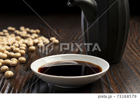 醤油を小皿に注ぎ入れる 73168579