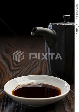 醤油を小皿に注ぎ入れる 醤油を小皿に注ぎ入れる 73168580