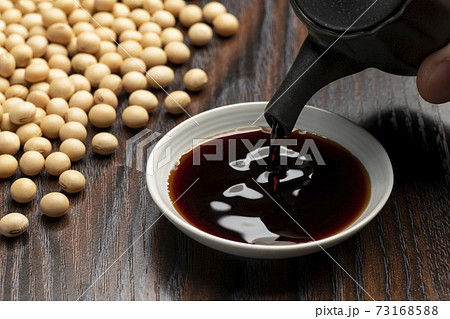 醤油を小皿に注ぎ入れる 醤油を小皿に注ぎ入れる 73168588