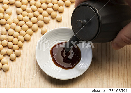 醤油を小皿に注ぎ入れる 73168591