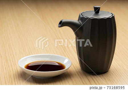 醤油を小皿に注ぎ入れる 73168595