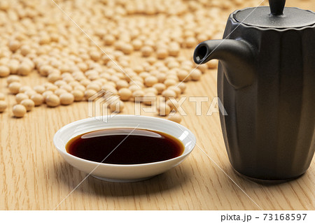 醤油を小皿に注ぎ入れる 醤油を小皿に注ぎ入れる 73168597