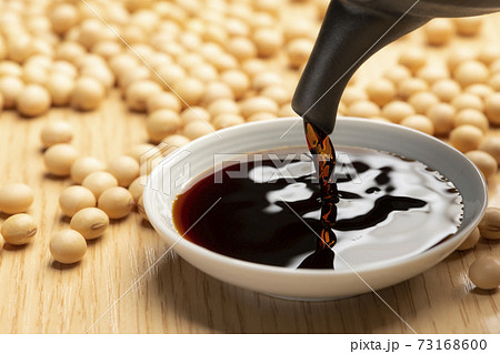 醤油を小皿に注ぎ入れる 醤油を小皿に注ぎ入れる 73168600