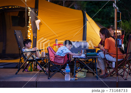 家族 ファミリー キャンプ 73168733