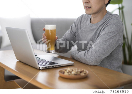 自宅でオンライン飲み会をしている男性 自宅でオンライン飲み会をしている男性 73168919
