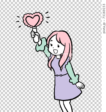 ハート型のペンライトを持つ女性のイラスト ハート型のペンライトを持つ女性のイラスト 73169153