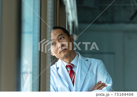 白衣の男性 73169406