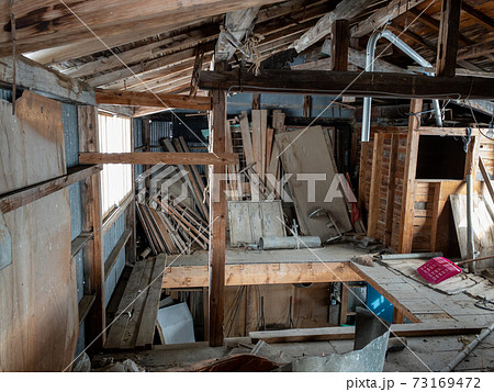 農家の古い倉庫 物置小屋 内部の写真素材