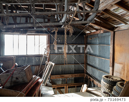 農家の古い倉庫 物置小屋 内部の写真素材